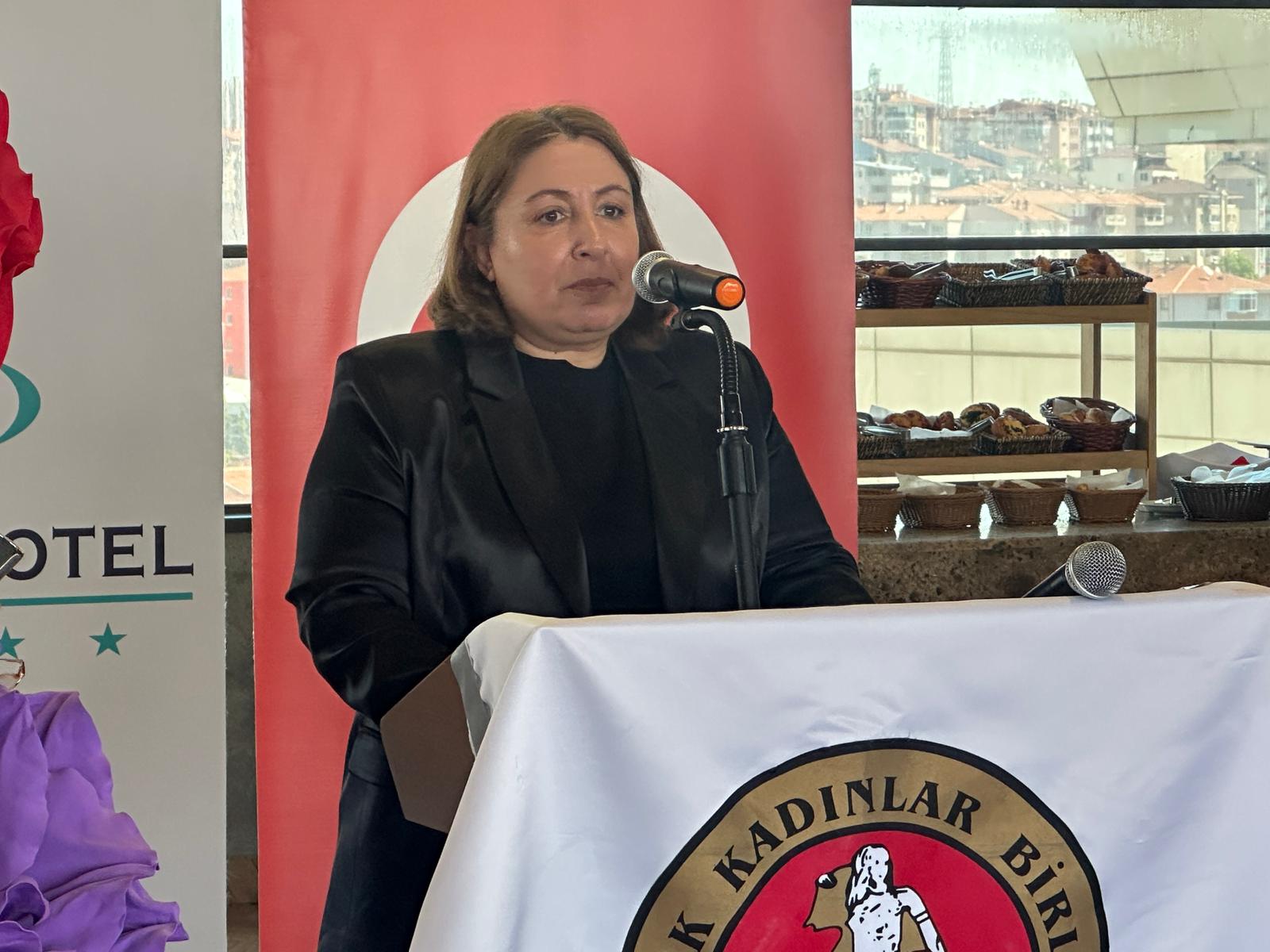 Türk Kadınlar Birliği Edirne Şubesi, Anneler Günü dolayısıyla kentteki bir otelde kahvaltı organizasyonu düzenledi. Şehrin önde gelen isimlerini ve çok sayıda davetliyi bir araya getiren program, samimi ve duygusal anlara sahne oldu.